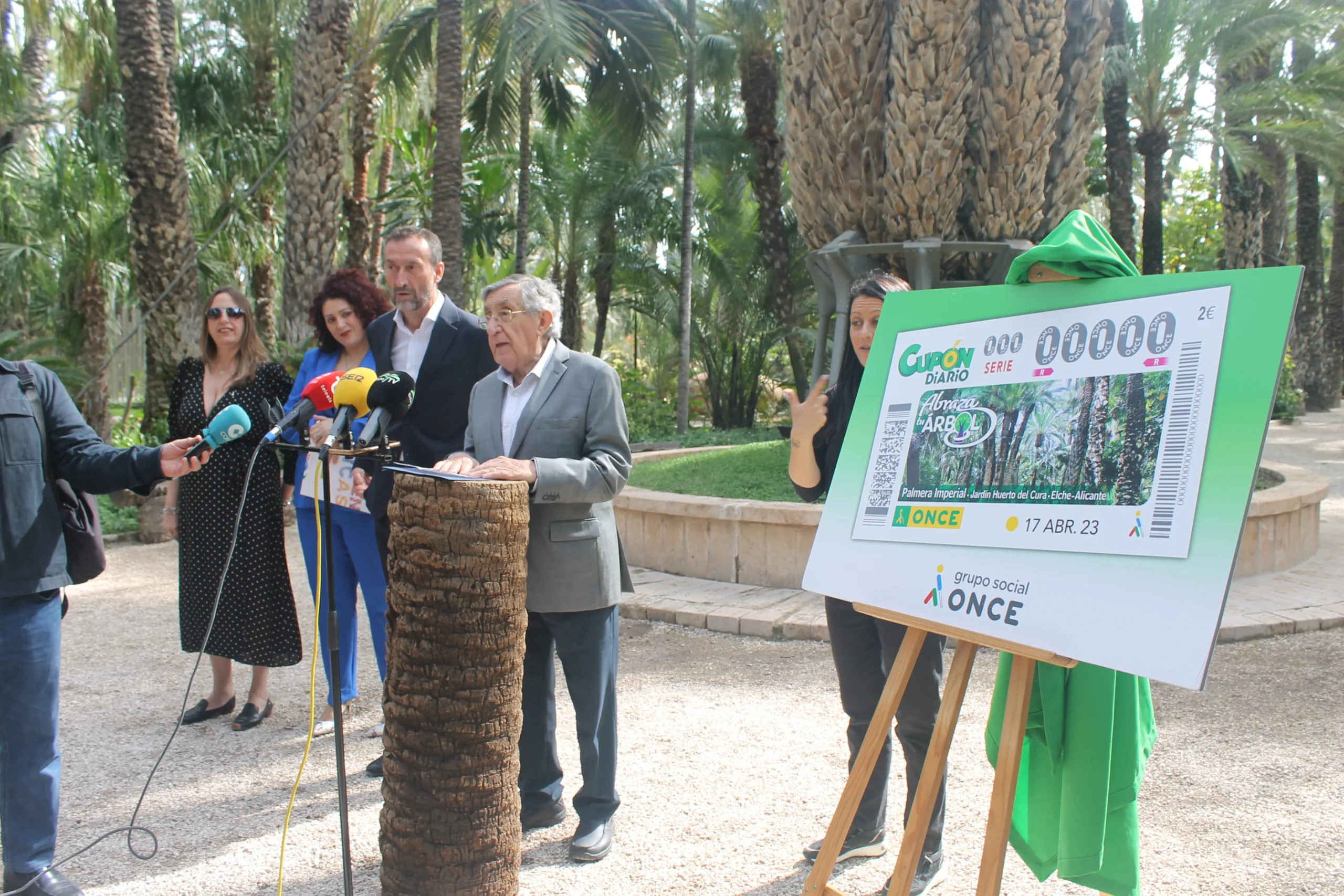 La Palmera Imperial del Huerto del Cura protagoniza un cupón de la ONCE